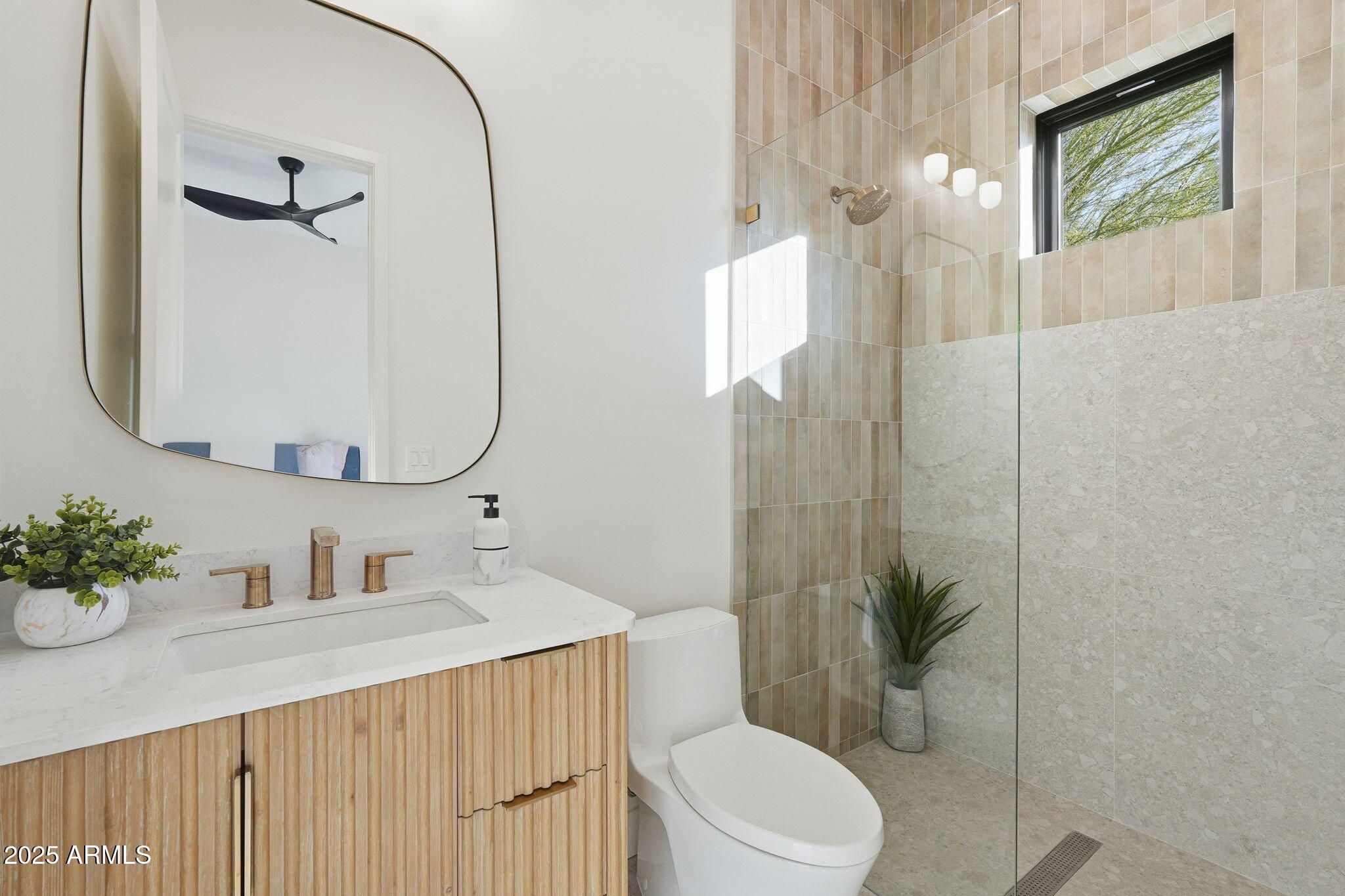 4234 North 42nd Place Phoenix, AZ 85018 - Photo 45 of 78 Bed 2 ensuite bath