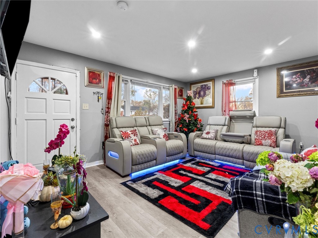 2942 Gaffney Road Richmond, VA 23237 - Photo 3 of 18 a living room with furniture and flowers