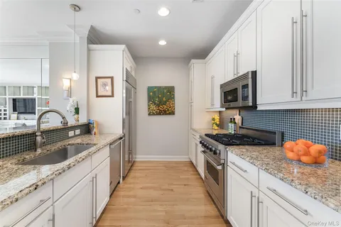 $999,000 | 1 Christie Place, Unit 406W, Scarsdale, NY 10583