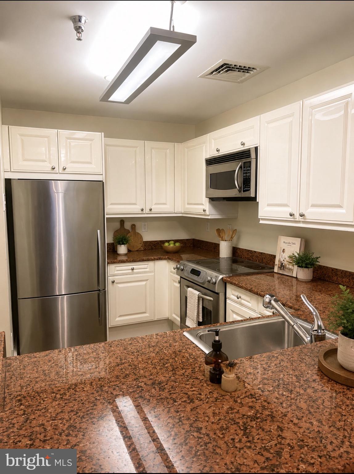 1500 Chestnut Street, Unit 6D Philadelphia, PA 19102 - Photo 4 of 9