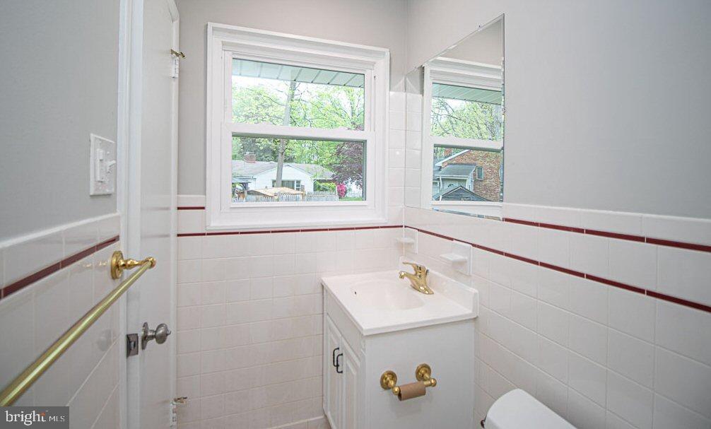 7503 Murillo Street Springfield, VA 22151 - Photo 17 of 24 Main Bath