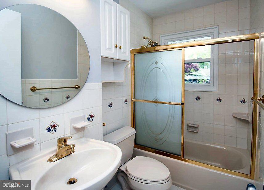 7503 Murillo Street Springfield, VA 22151 - Photo 22 of 24 Second Main Level Full Bath