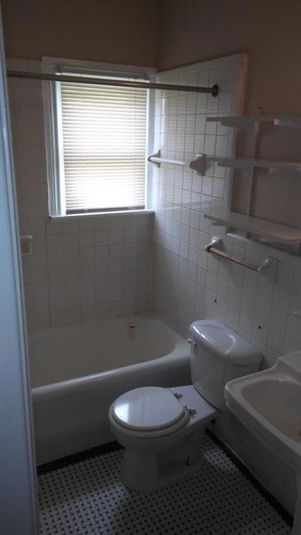 5906 Oram Street, Unit 3 Dallas, TX 75206 - Photo 5 of 10 a bathroom with a toilet a sink and bathtub