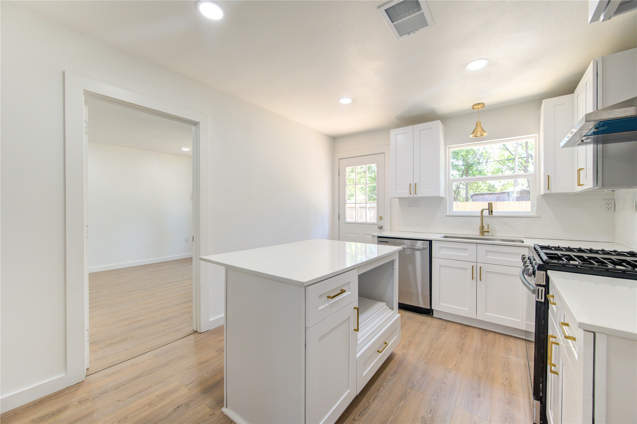 6725 Madrid Street Houston, TX 77021 - Photo 5 of 15