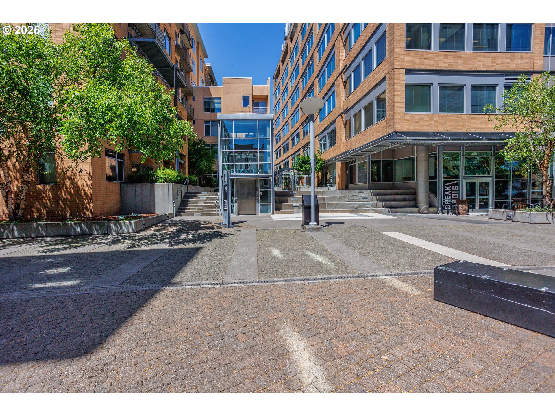 701 Columbia Street, Unit 702 Vancouver, WA 98660 - Photo 13 of 19 a building with an outdoor space