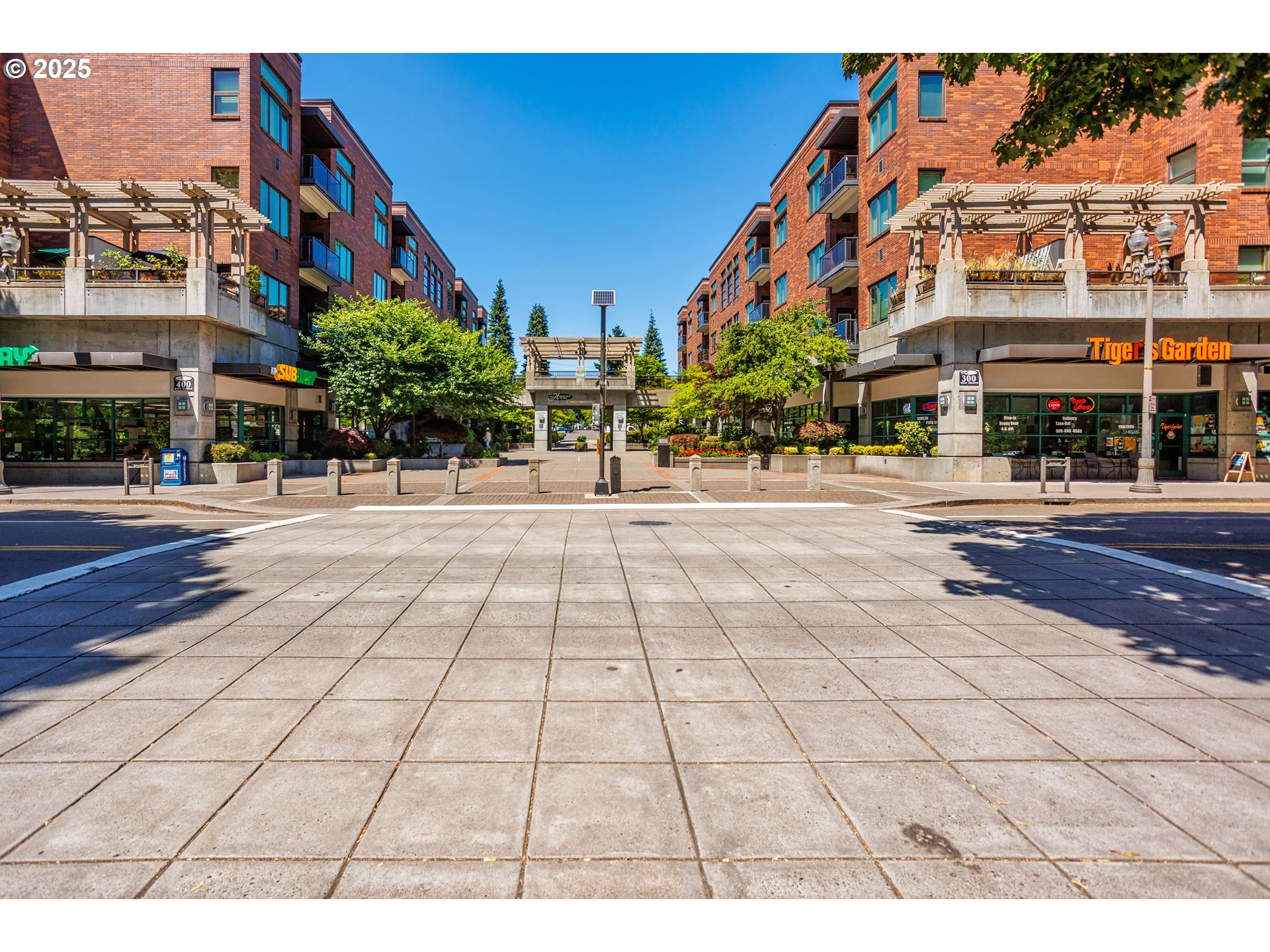 701 Columbia Street, Unit 702 Vancouver, WA 98660 - Photo 15 of 19 a view of a building with a street