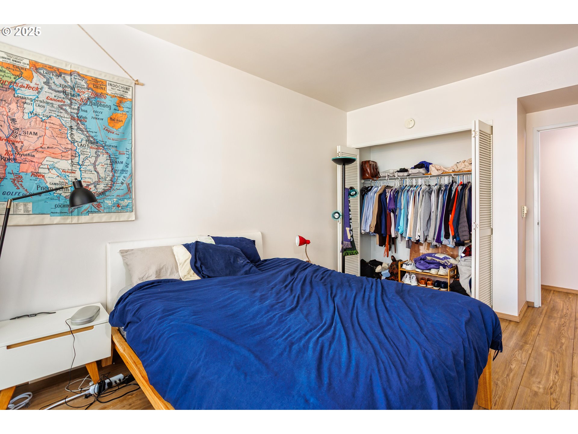 701 Columbia Street, Unit 702 Vancouver, WA 98660 - Photo 8 of 19 a bed room with a bed and a painting