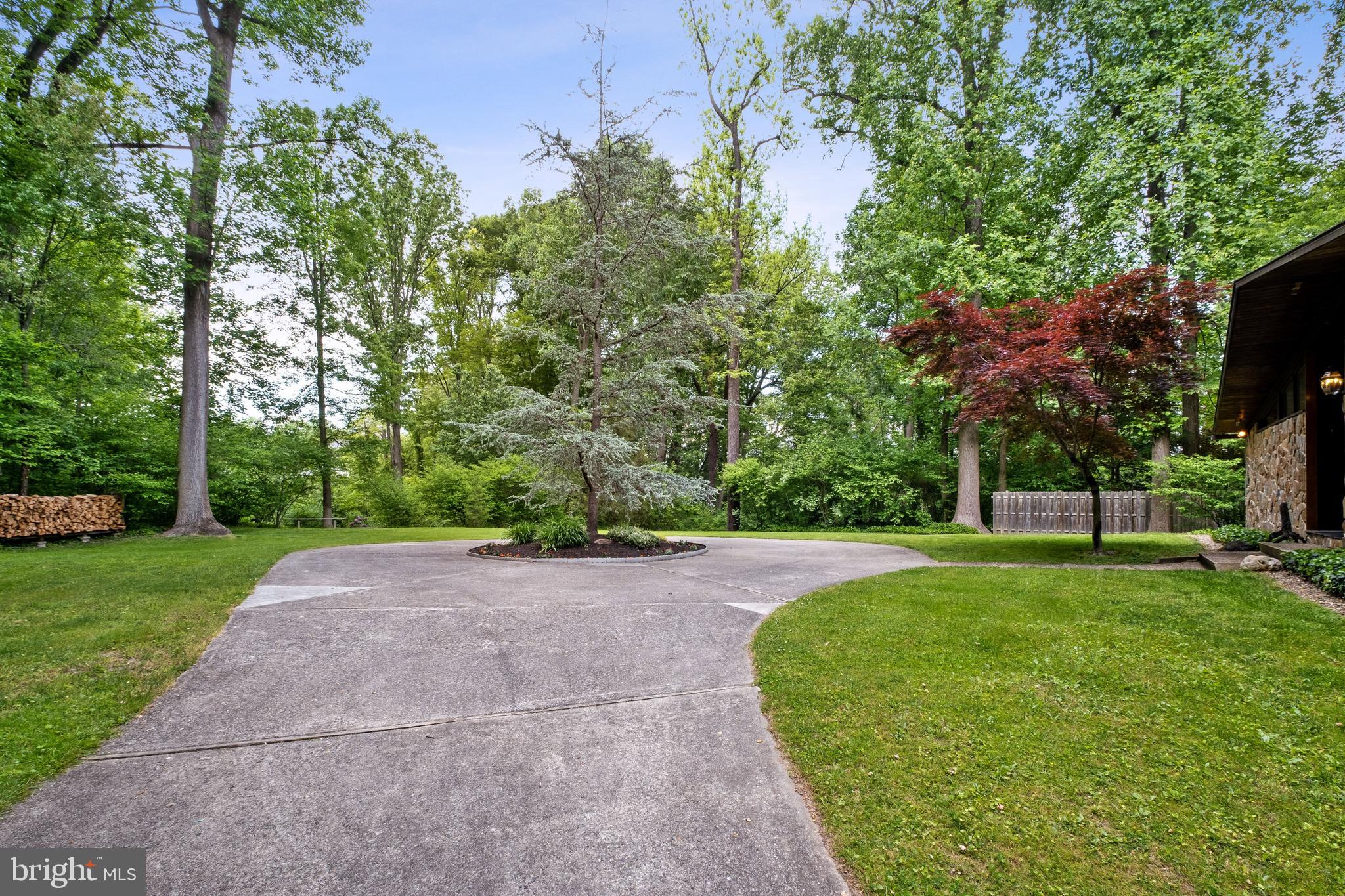 14 Springhill Road Mantua, NJ 08051 - Photo 6 of 64 Drievway to front circular driveway