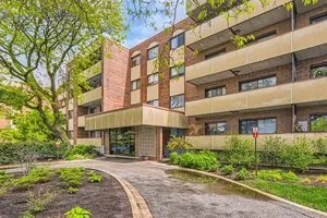 $2,950 | 9242 Gross Point Road, Unit 107, Skokie, IL 60077