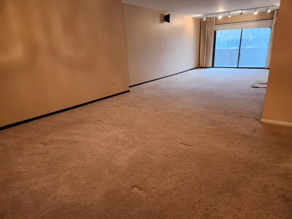 $2,950 | 9242 Gross Point Road, Unit 107, Skokie, IL 60077