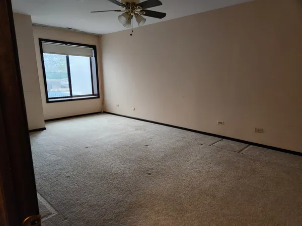 $2,950 | 9242 Gross Point Road, Unit 107, Skokie, IL 60077