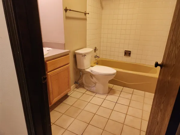 $2,950 | 9242 Gross Point Road, Unit 107, Skokie, IL 60077