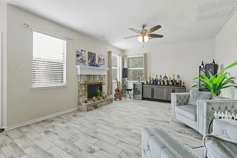 a view of a livingroom with furniture and a ceiling fan