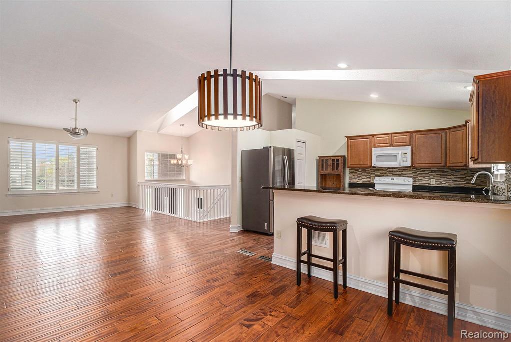4670 Covington Court Rochester, MI 48306 - Photo 10 of 39