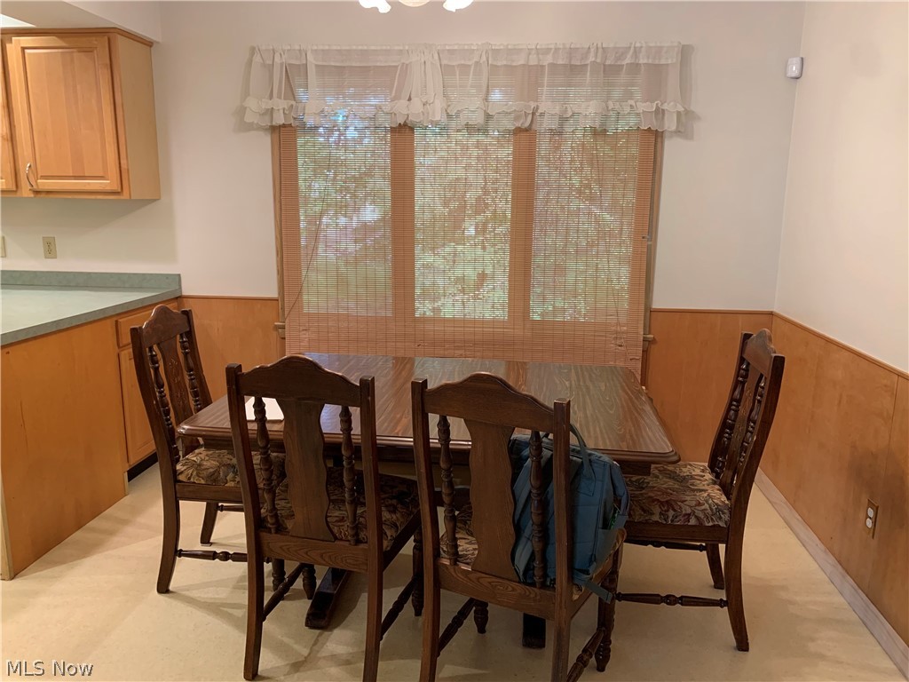 1004 Dillewood Road Cleveland, OH 44119 - Photo 2 of 35
