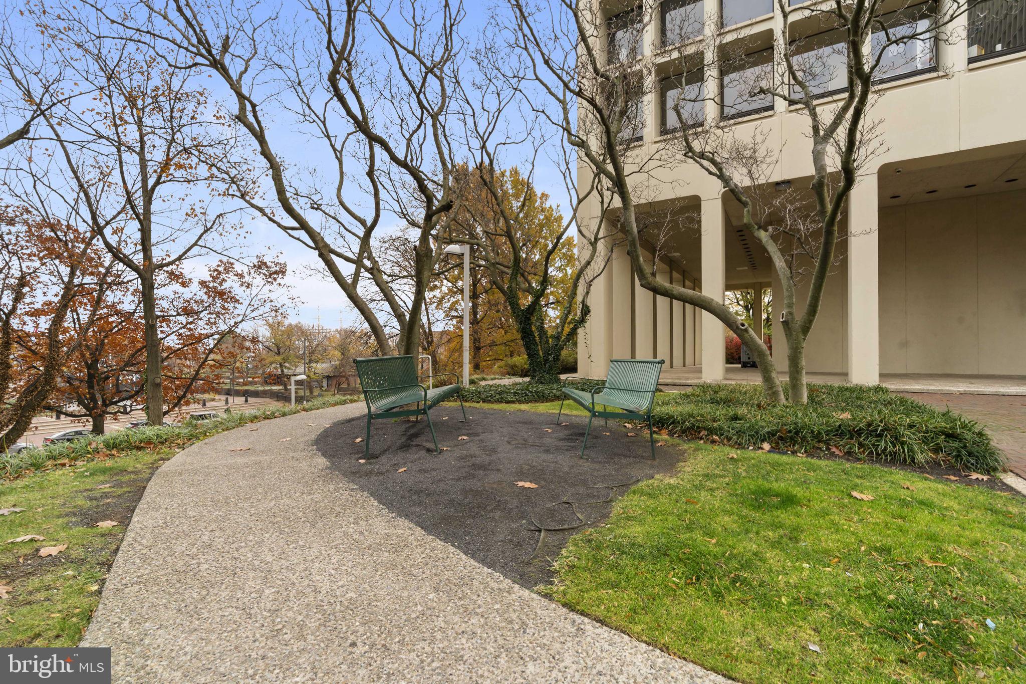 210 Locust Street, Unit 21E Philadelphia, PA 19106 - Photo 4 of 36