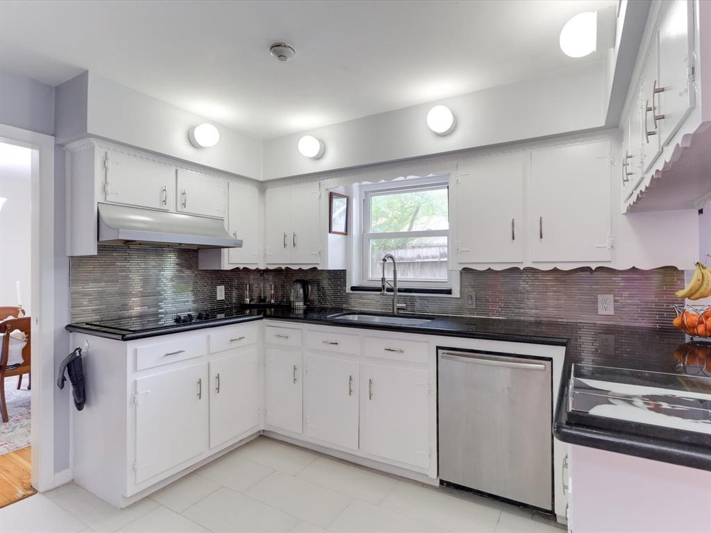5630 Edith Street Houston, TX 77081 - Photo 5 of 30 Nice kitchen with granite countertops.
