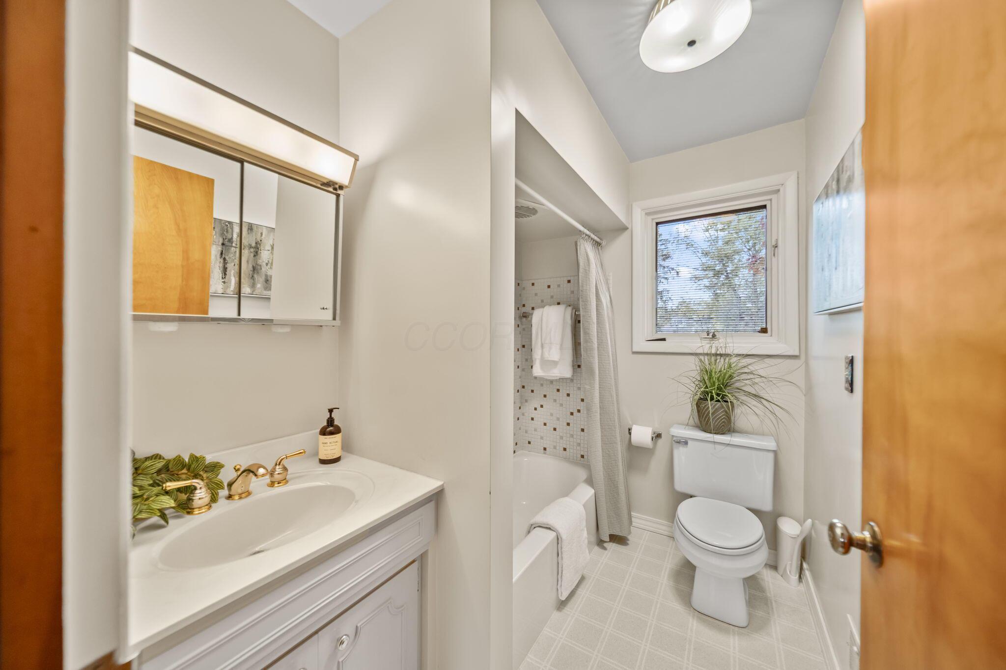 2527 Wickliffe Road Columbus, OH 43221 - Photo 45 of 73 Full hallway bathroom.