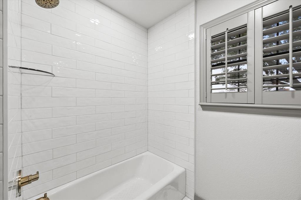 8 Harker Circle Rockwall, TX 75087 - Photo 19 of 29 a bathroom with bathtub