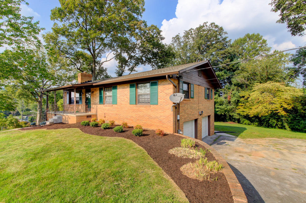 3704 Frostwood Road Knoxville, TN 37921 - Photo 3 of 23 + Perceptions (3)
