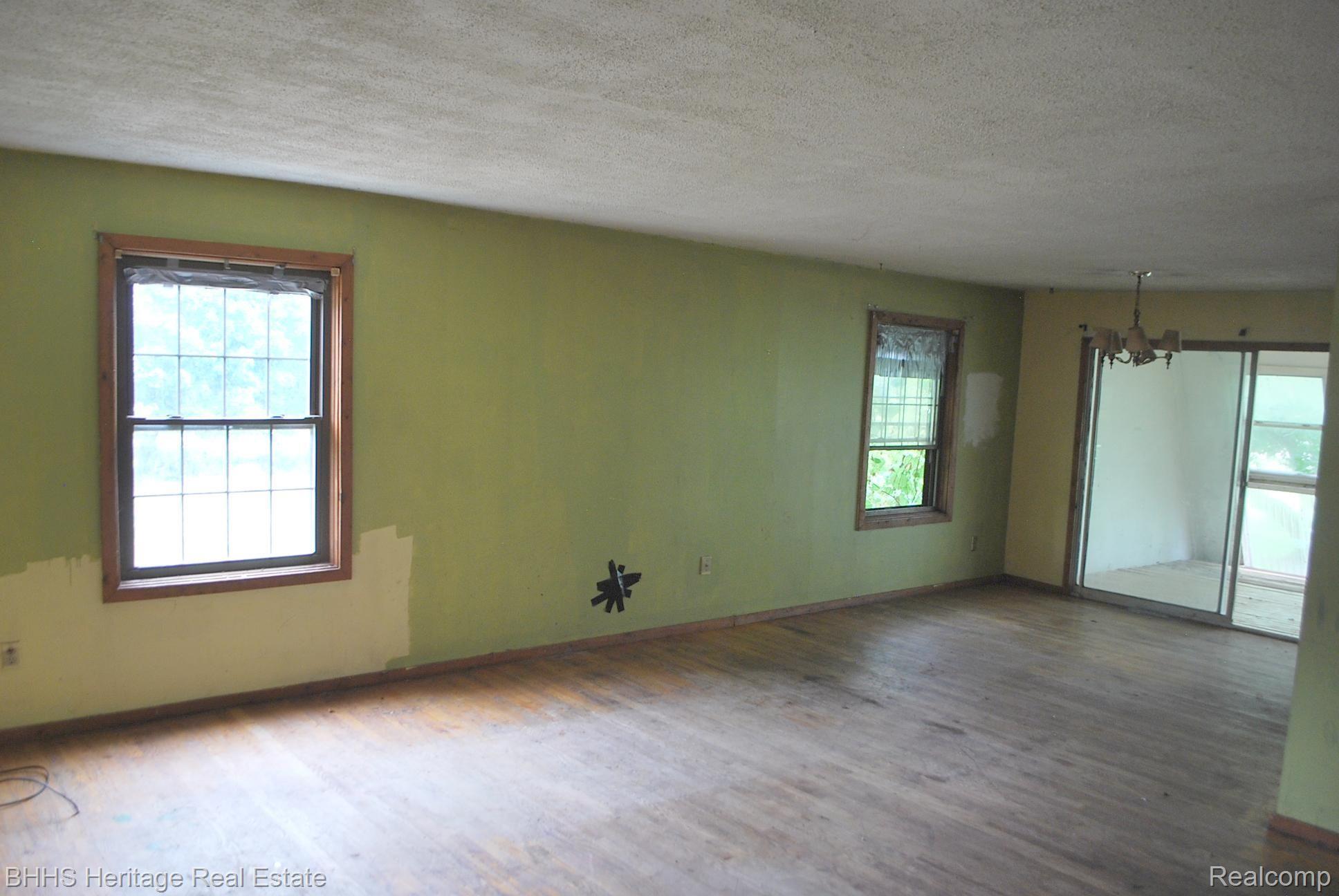 2544 Brogan Road Stockbridge, MI 49285 - Photo 2 of 9 Living room area