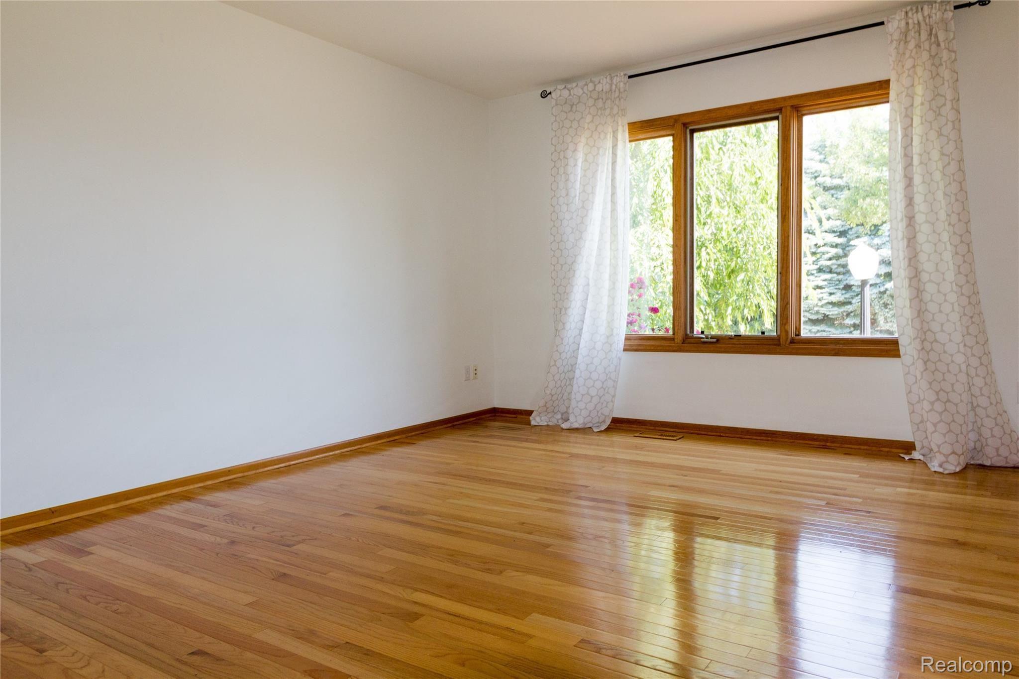 910 Hillsborough Drive Rochester, MI 48307 - Photo 17 of 28 19_Sent.jpg