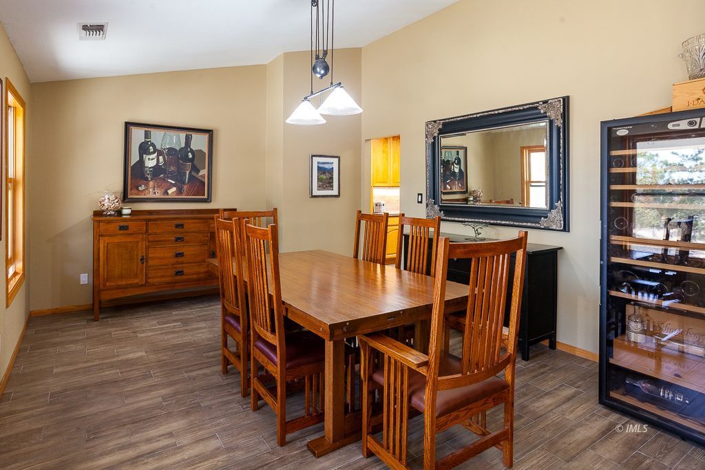 400 Dominy Road Lone Pine, CA 93545 - Photo 14 of 35 Dining Area