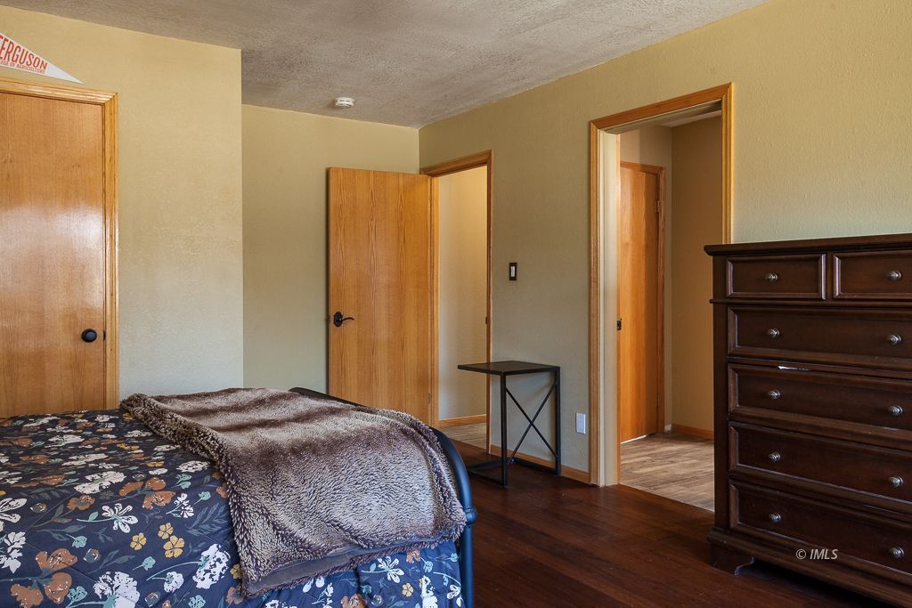 400 Dominy Road Lone Pine, CA 93545 - Photo 25 of 35 Bedroom