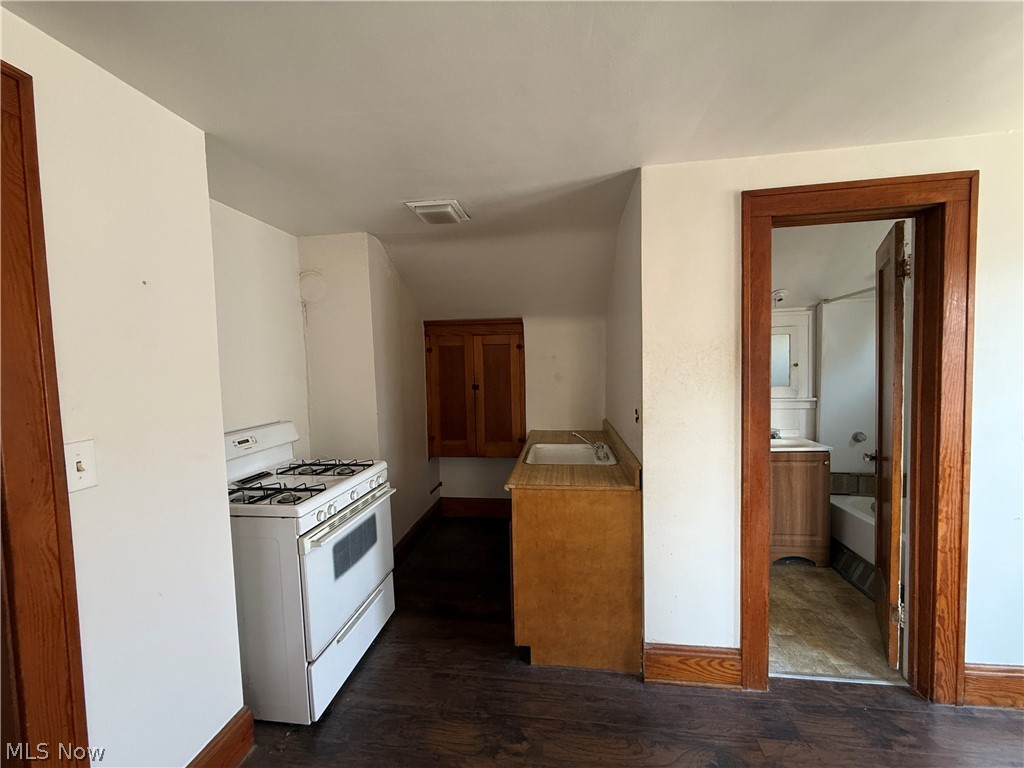 18309 Edgerton Road Cleveland, OH 44119 - Photo 12 of 20 UP Unit Kitchen