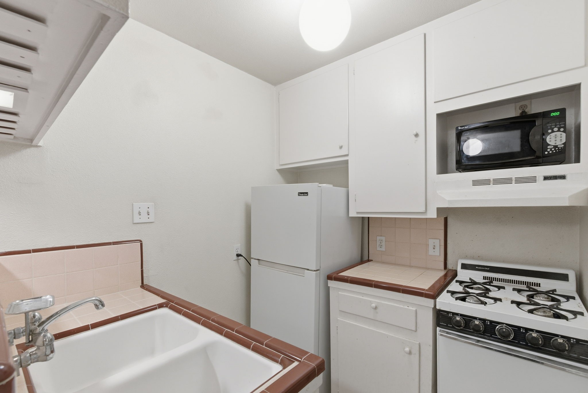 1941 Lexington Street, Unit 6 Houston, TX 77098 - Photo 11 of 50 a kitchen with a stove and a microwave