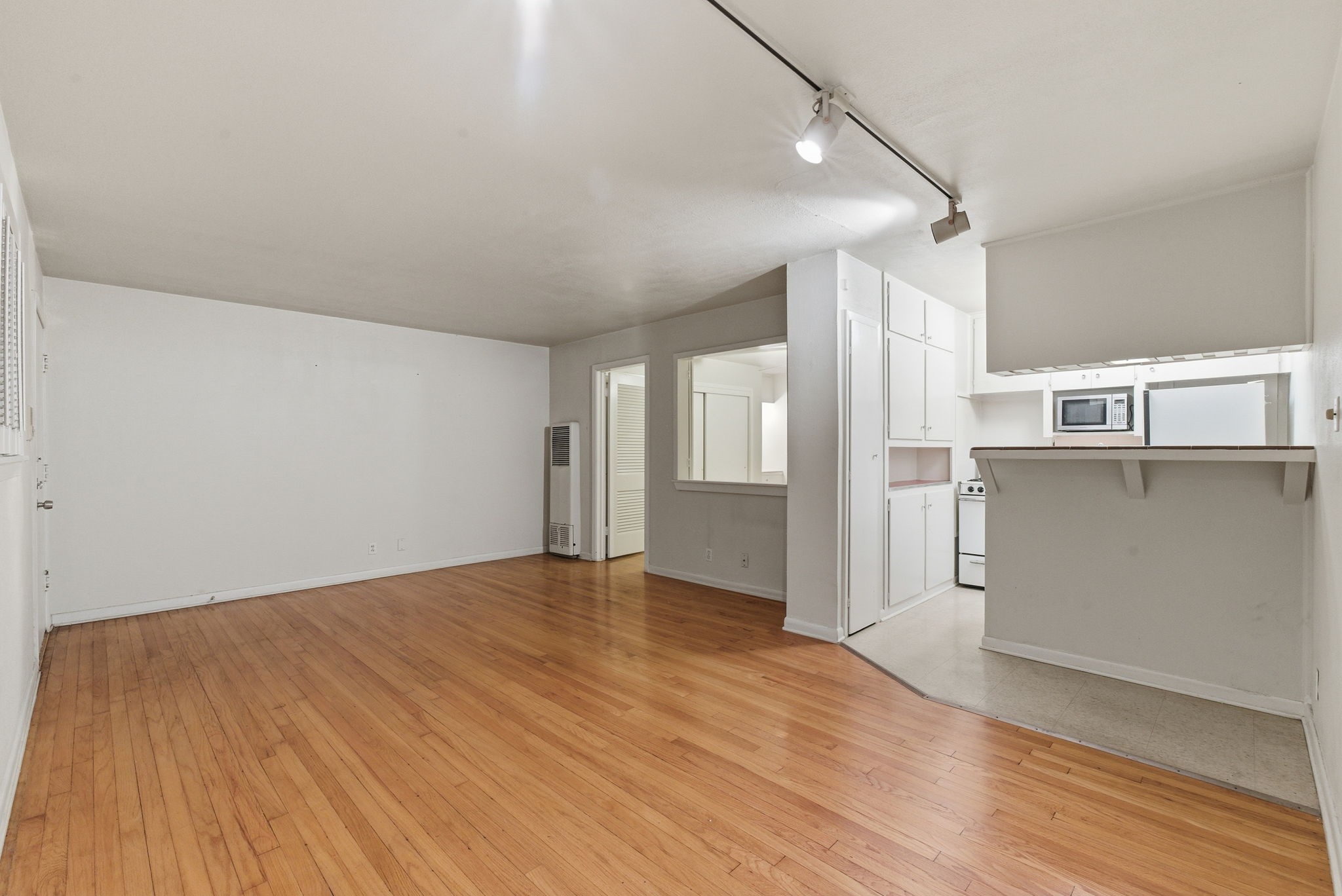 1941 Lexington Street, Unit 6 Houston, TX 77098 - Photo 18 of 50 a view of a kitchen with wooden floor and electronic appliances