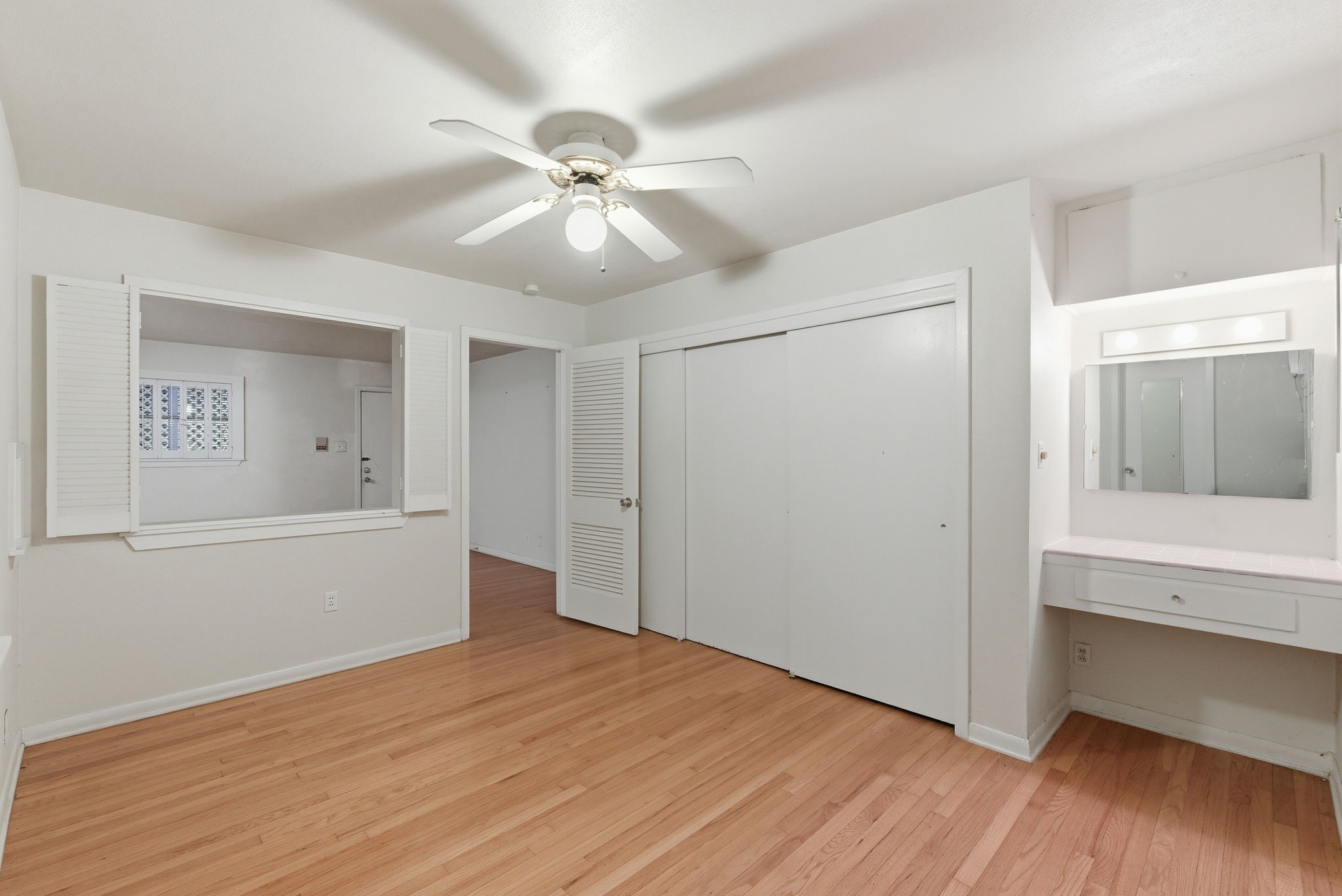 1941 Lexington Street, Unit 6 Houston, TX 77098 - Photo 21 of 50 a view of an empty room with wooden floor and a ceiling fan