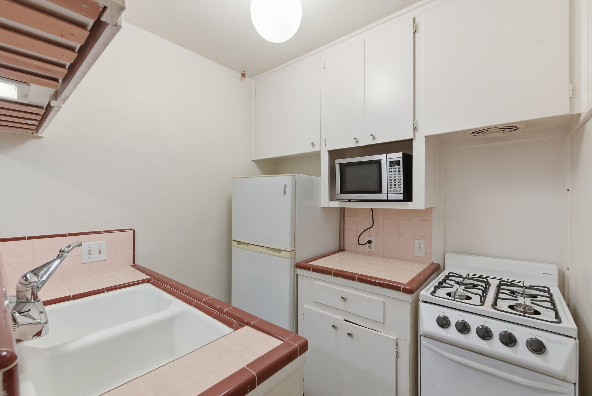 1941 Lexington Street, Unit 6 Houston, TX 77098 - Photo 26 of 50 a kitchen with a stove and a microwave