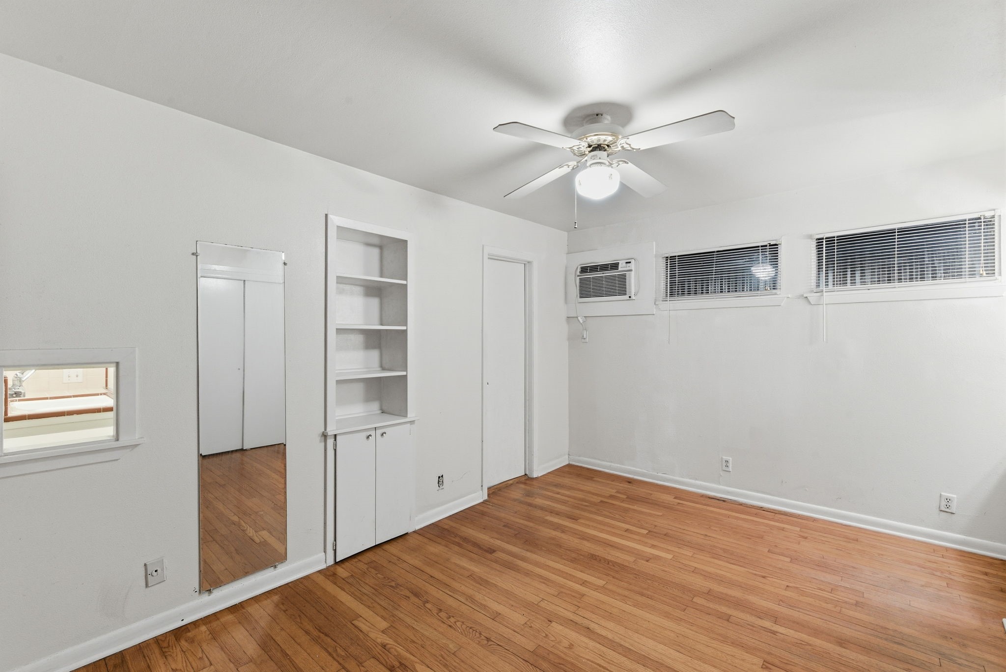 1941 Lexington Street, Unit 6 Houston, TX 77098 - Photo 27 of 50 a view of empty room with wooden floor and ceiling fan