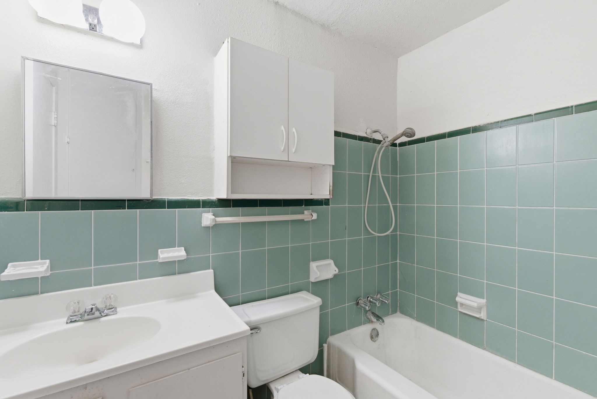 1941 Lexington Street, Unit 6 Houston, TX 77098 - Photo 29 of 50 a bathroom with a sink mirror toilet and bathtub