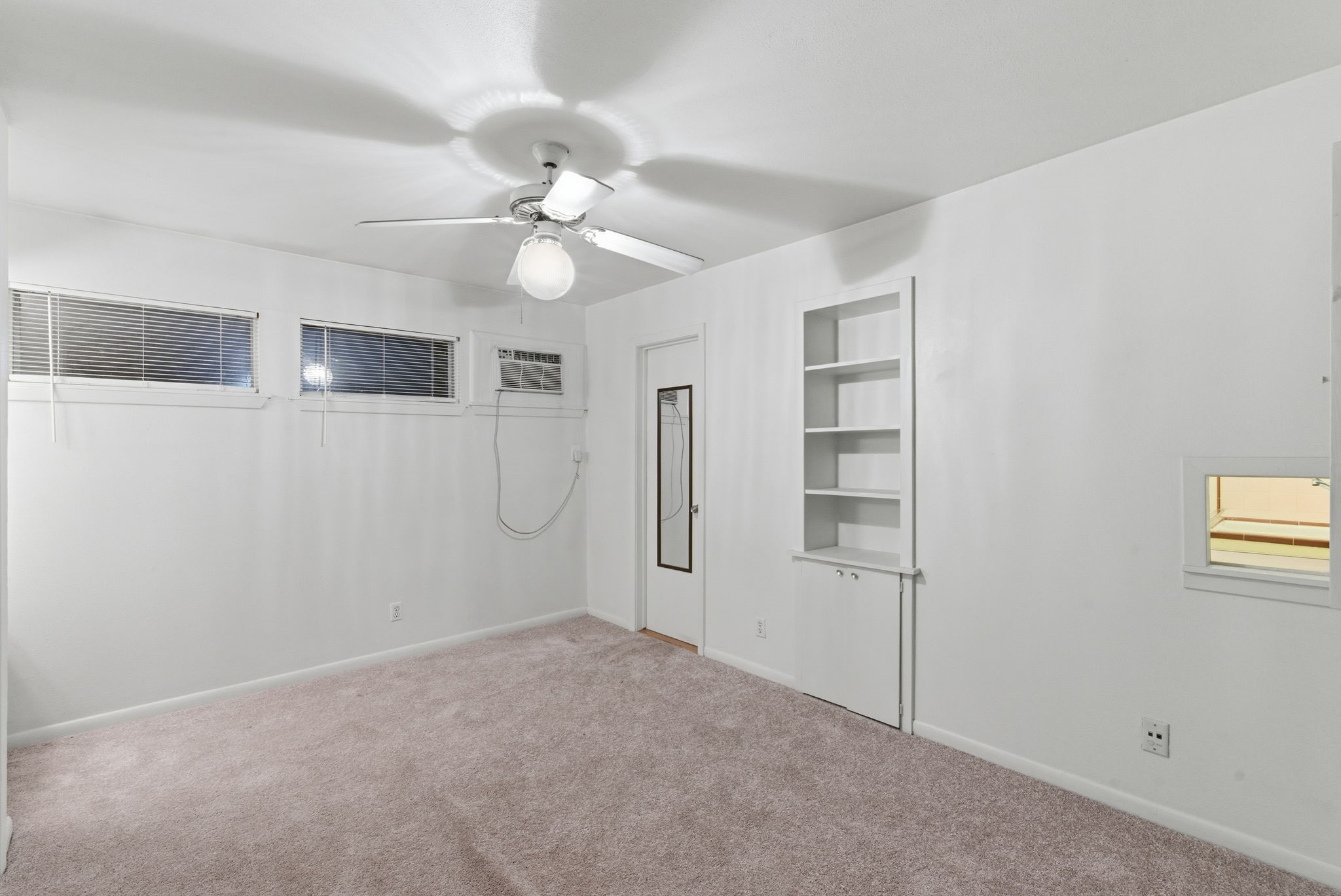 1941 Lexington Street, Unit 6 Houston, TX 77098 - Photo 36 of 50 a view of a livingroom with a ceiling fan window and closet