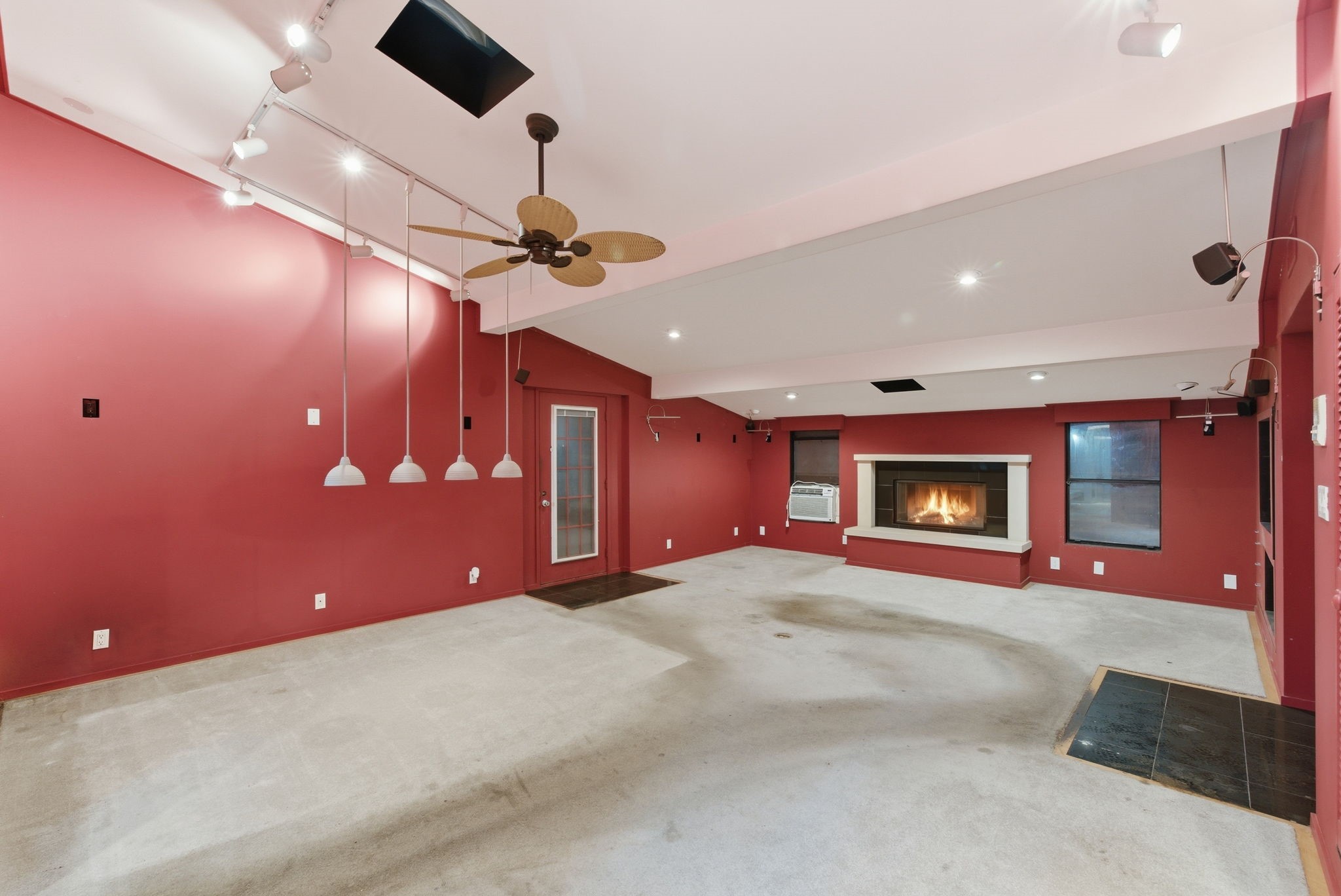 1941 Lexington Street, Unit 6 Houston, TX 77098 - Photo 39 of 50 a view of an empty room with a chandelier fan and a window