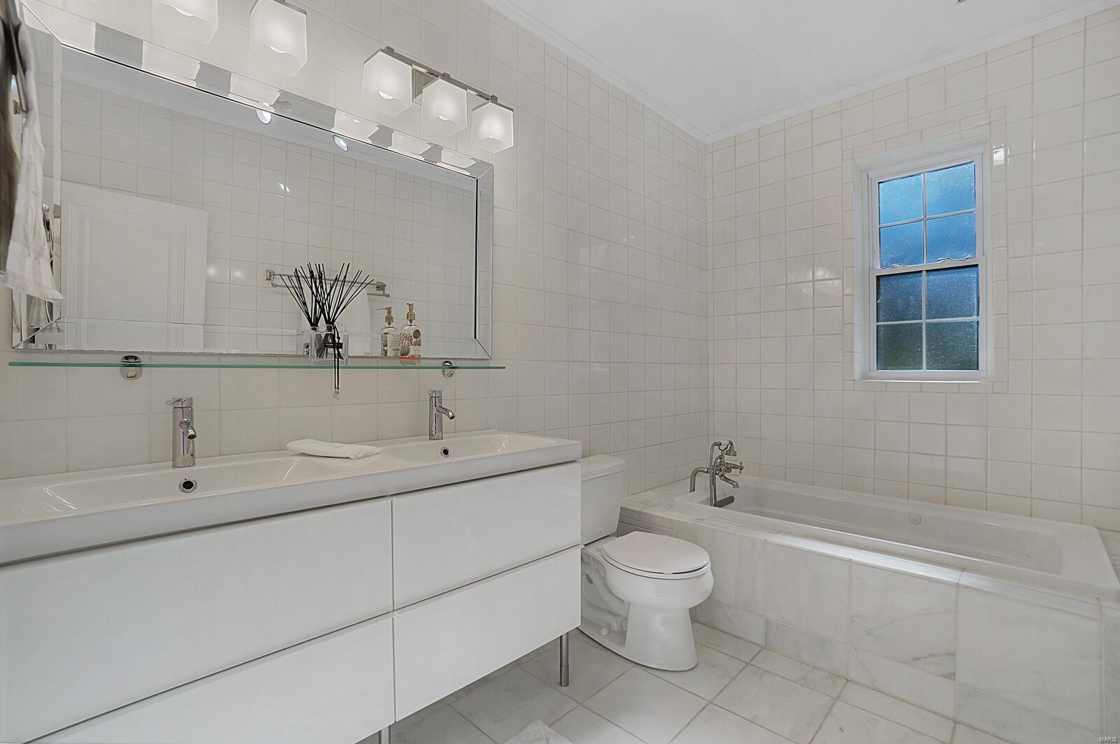 9117 Clayton Road Ladue, MO 63124 - Photo 21 of 50 Gallery Image 21