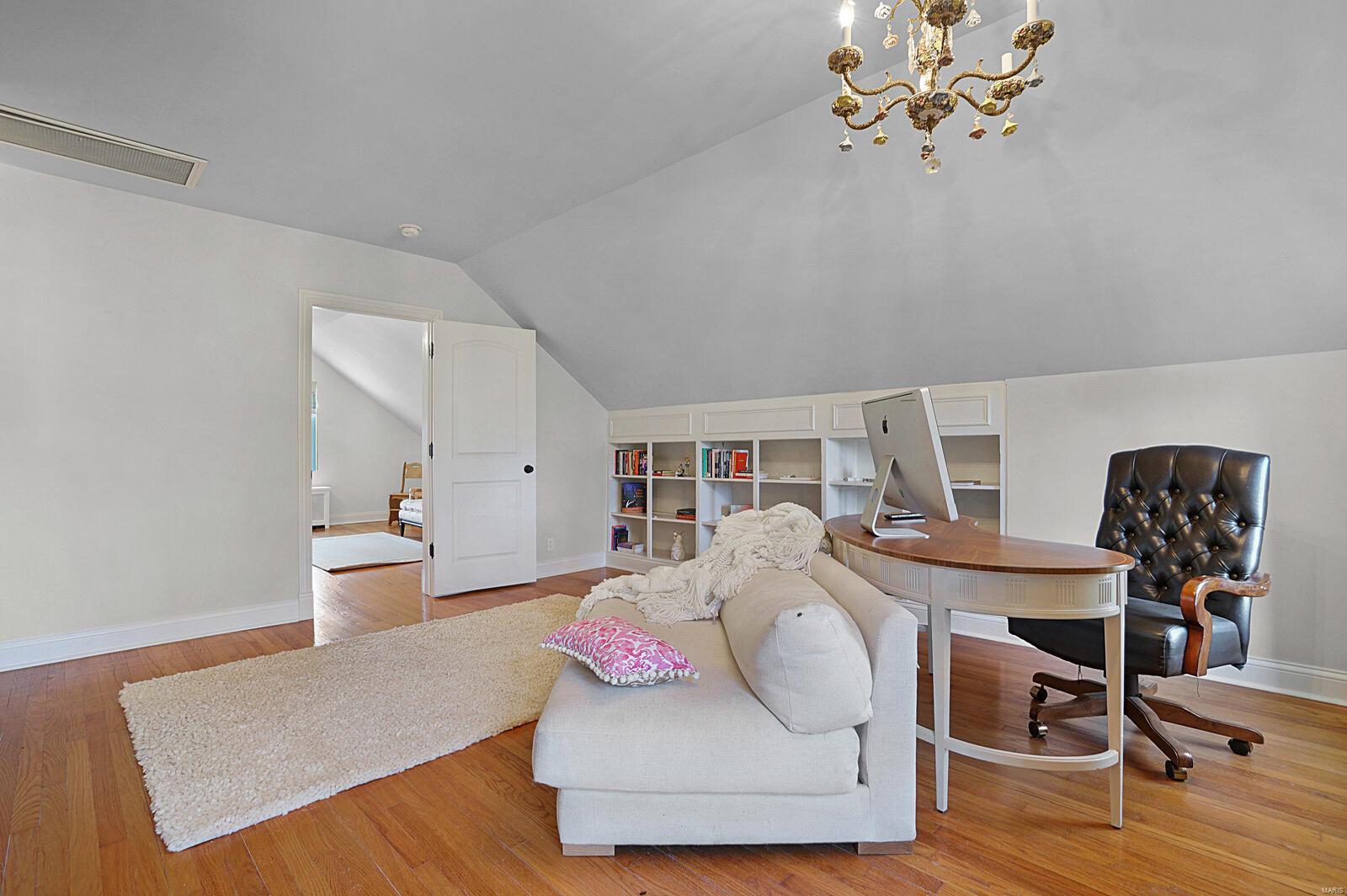 9117 Clayton Road Ladue, MO 63124 - Photo 34 of 50 Gallery Image 34