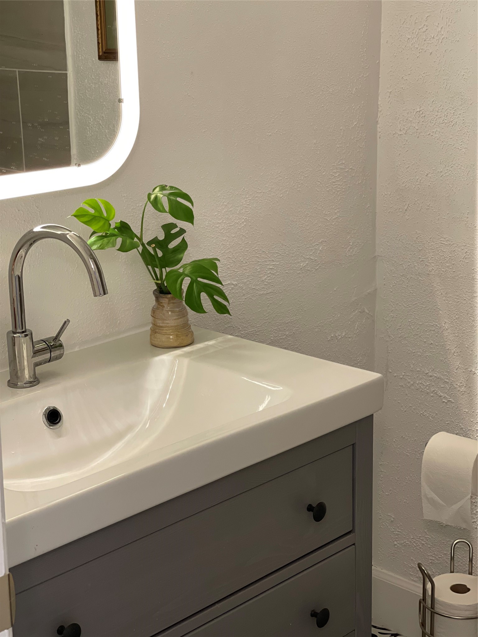 3400 Timmons Lane, Unit 13 Houston, TX 77027 - Photo 14 of 35 a bathroom with a sink and a mirror