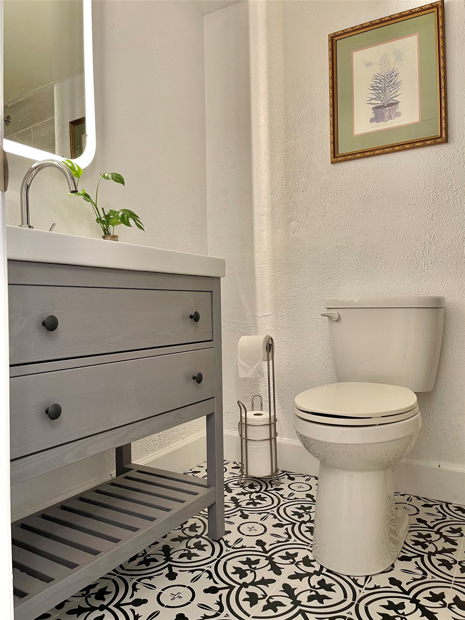 3400 Timmons Lane, Unit 13 Houston, TX 77027 - Photo 15 of 35 a bathroom with a toilet and a sink