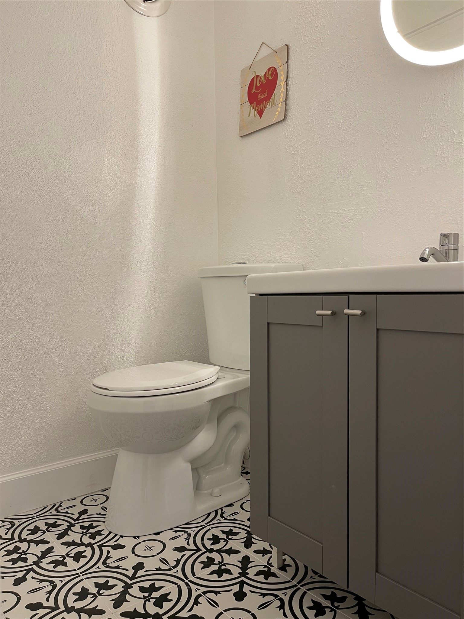 3400 Timmons Lane, Unit 13 Houston, TX 77027 - Photo 17 of 35 a bathroom with a toilet and a shower