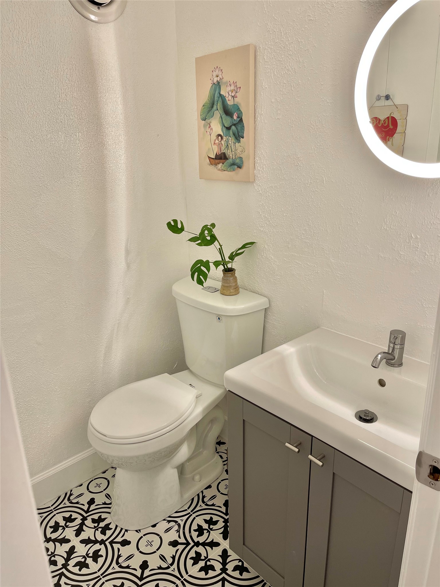 3400 Timmons Lane, Unit 13 Houston, TX 77027 - Photo 19 of 35 a bathroom with a sink mirror and toilet