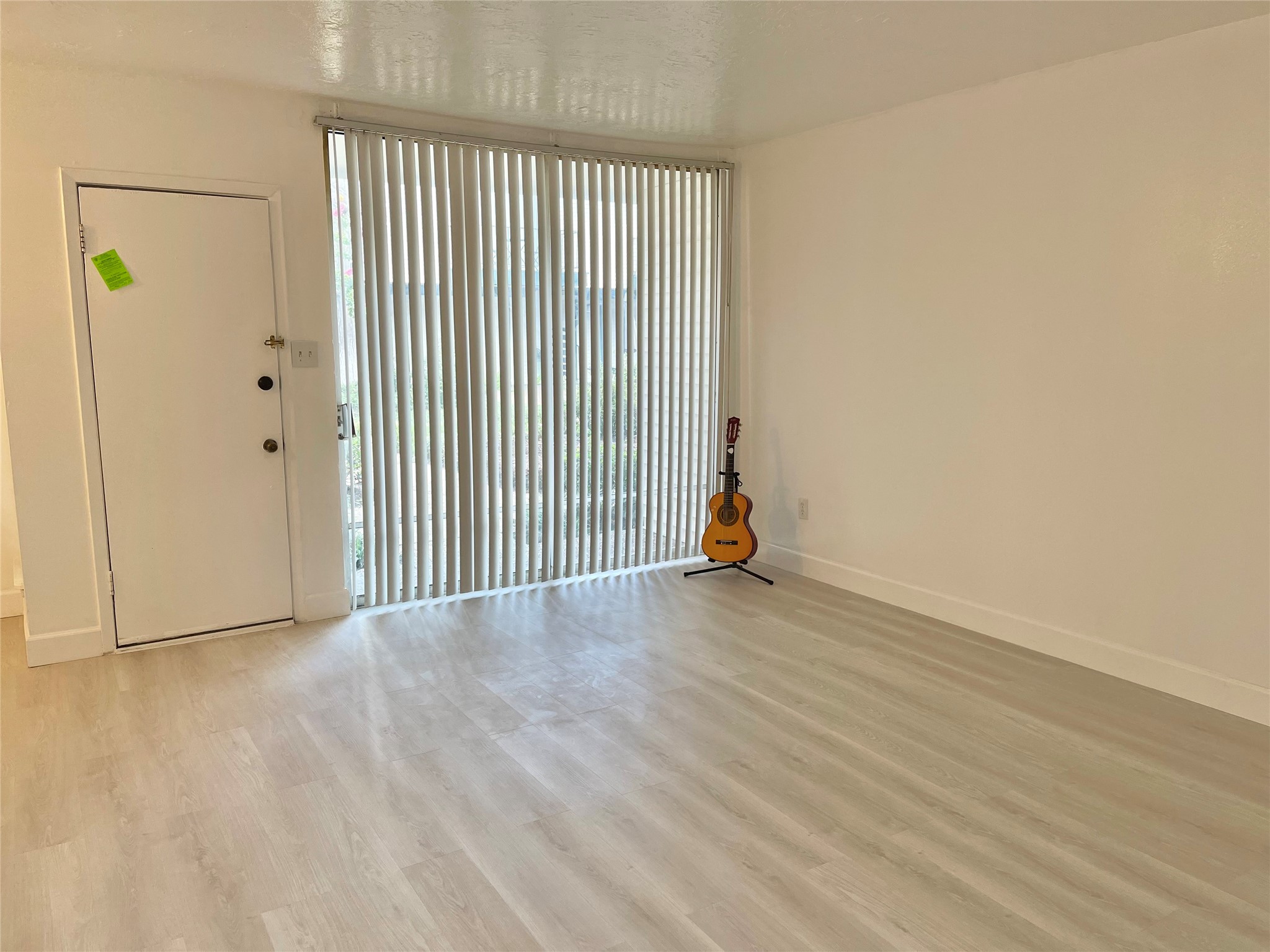 3400 Timmons Lane, Unit 13 Houston, TX 77027 - Photo 25 of 35 an empty room with wooden floor and windows