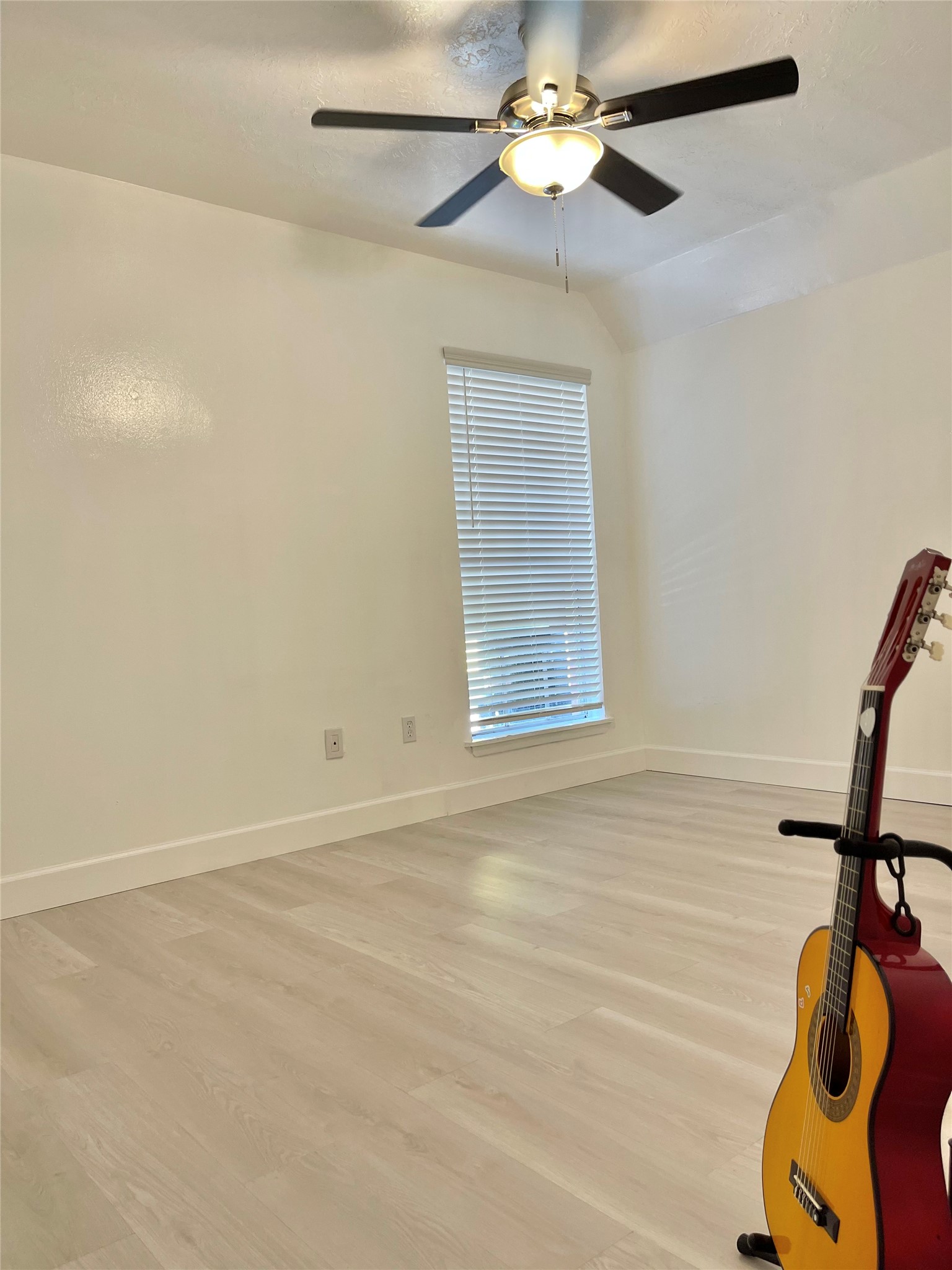 3400 Timmons Lane, Unit 13 Houston, TX 77027 - Photo 29 of 35 an empty room with windows and fan