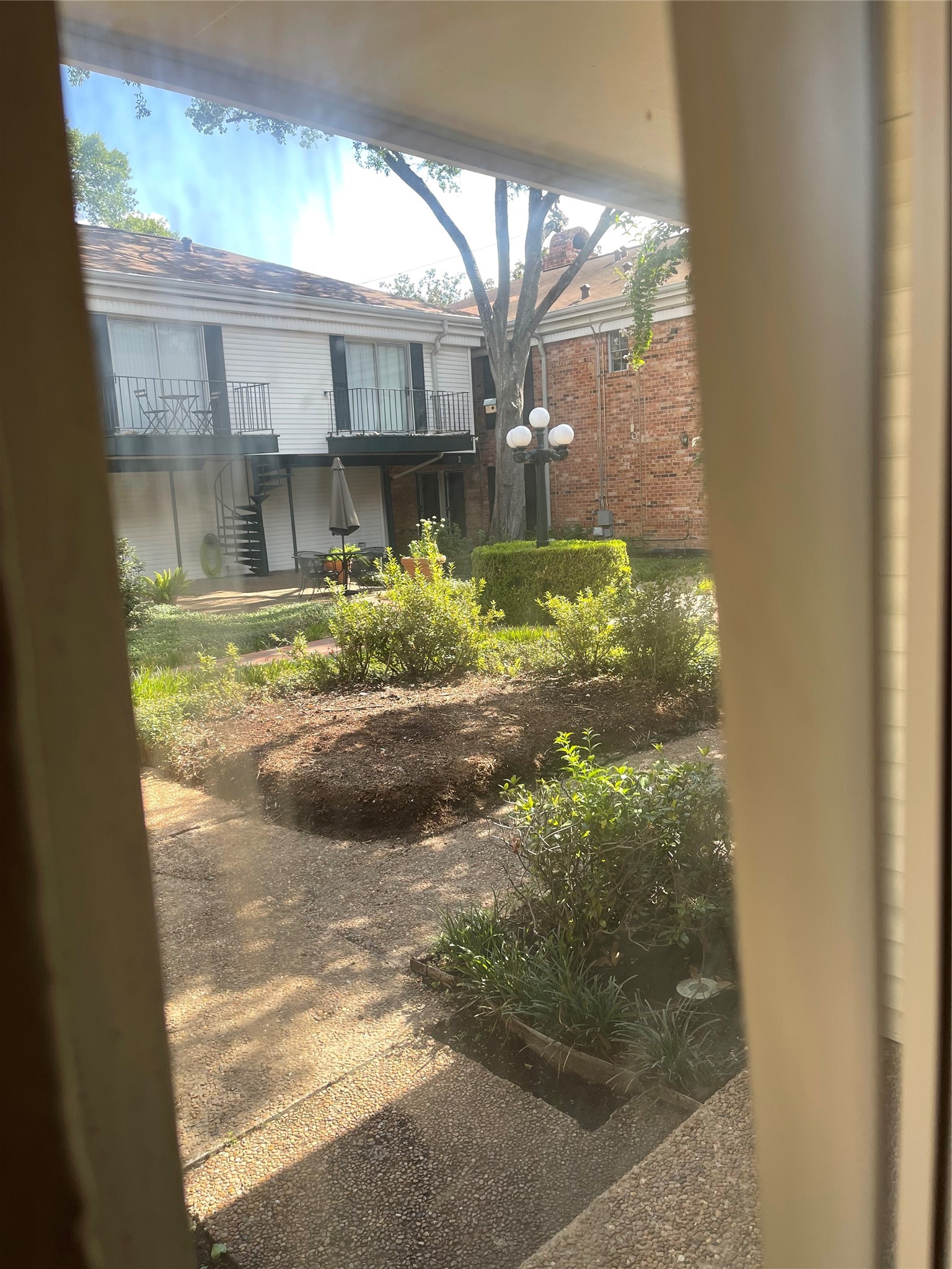 3400 Timmons Lane, Unit 13 Houston, TX 77027 - Photo 34 of 35 a view of a porch