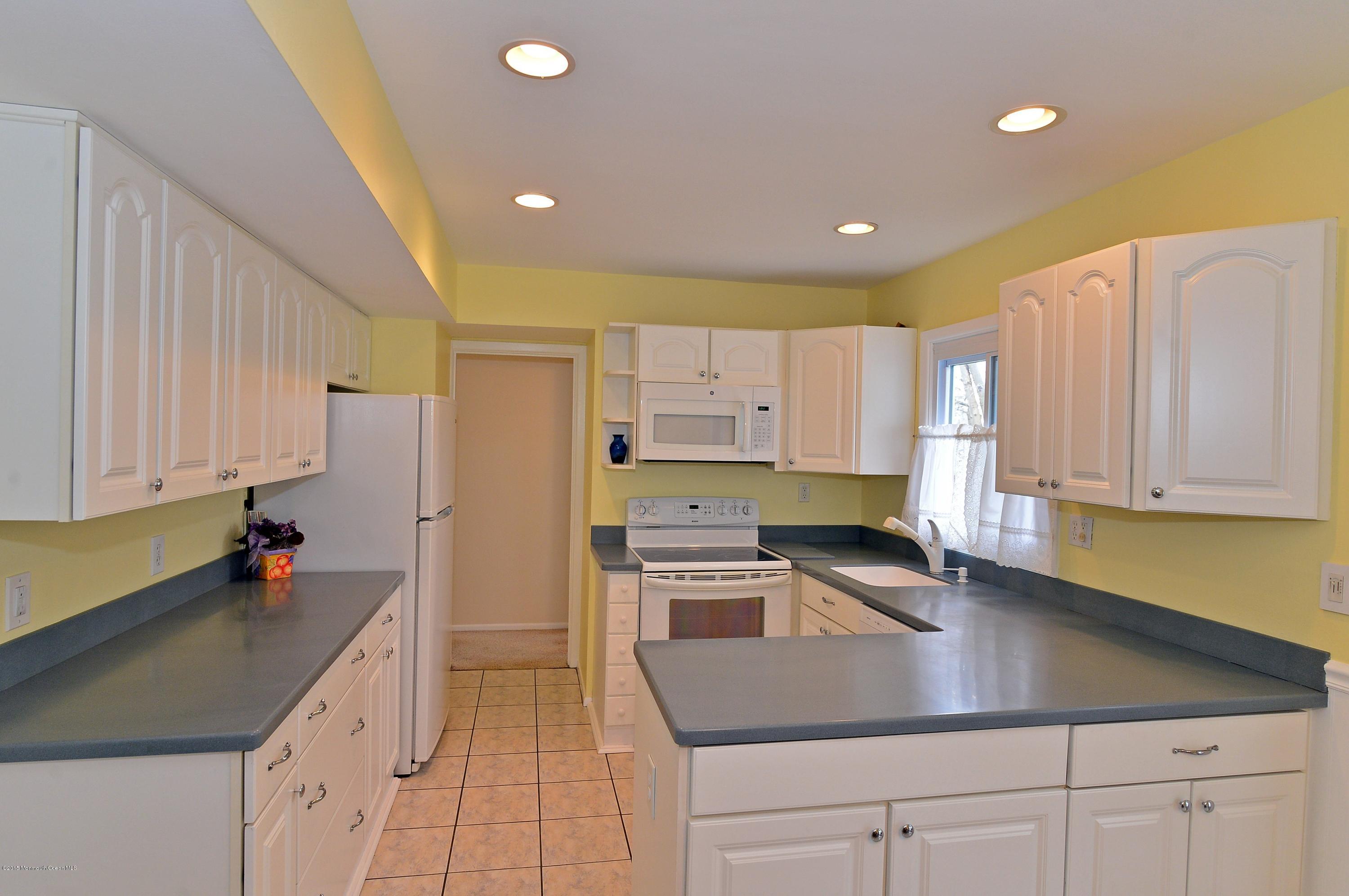 367 Lloyd Road Aberdeen, NJ 07747 - Photo 5 of 20 Kitchen (4).jpg