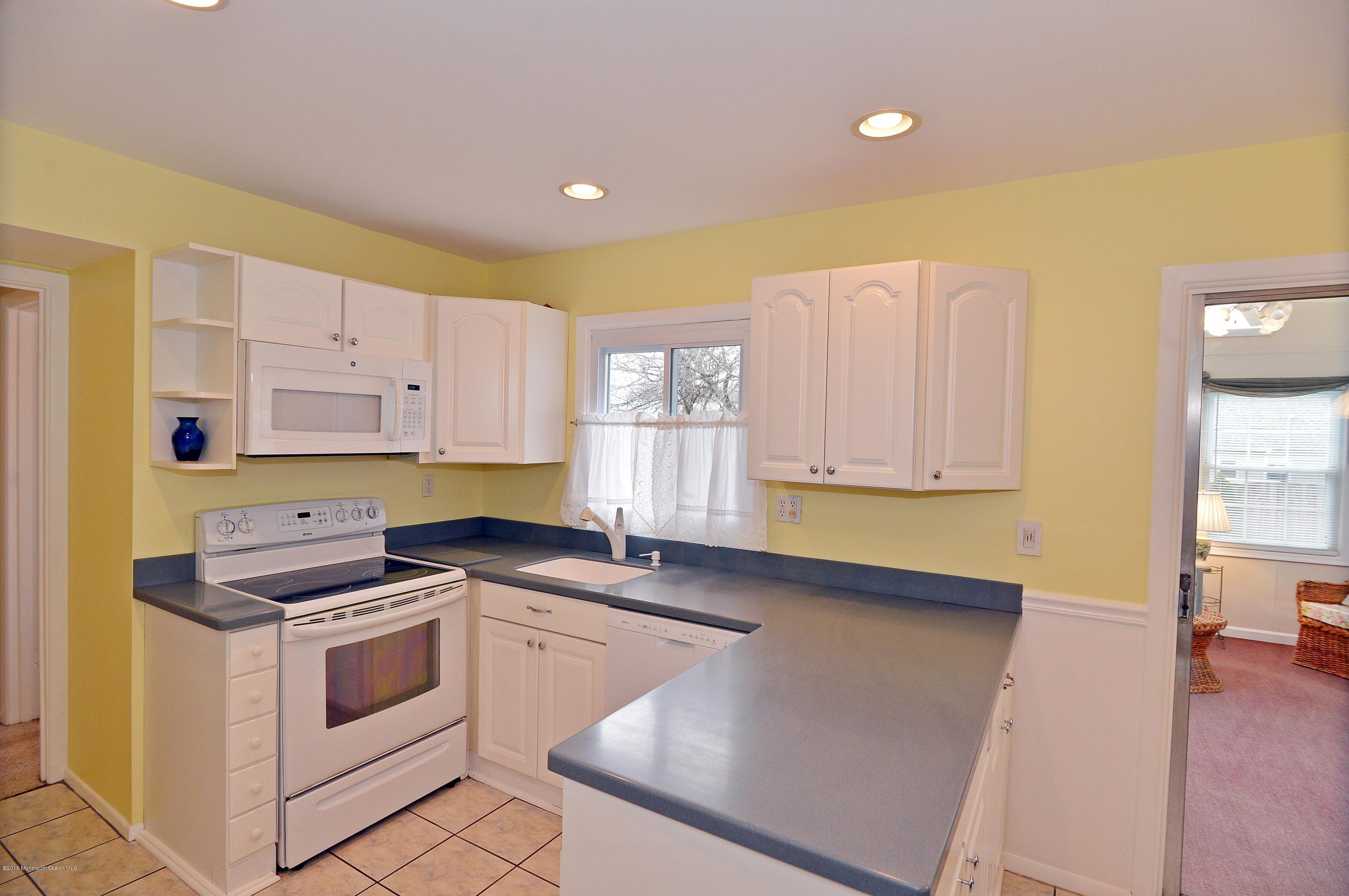 367 Lloyd Road Aberdeen, NJ 07747 - Photo 7 of 20 Kitchen (3).jpg
