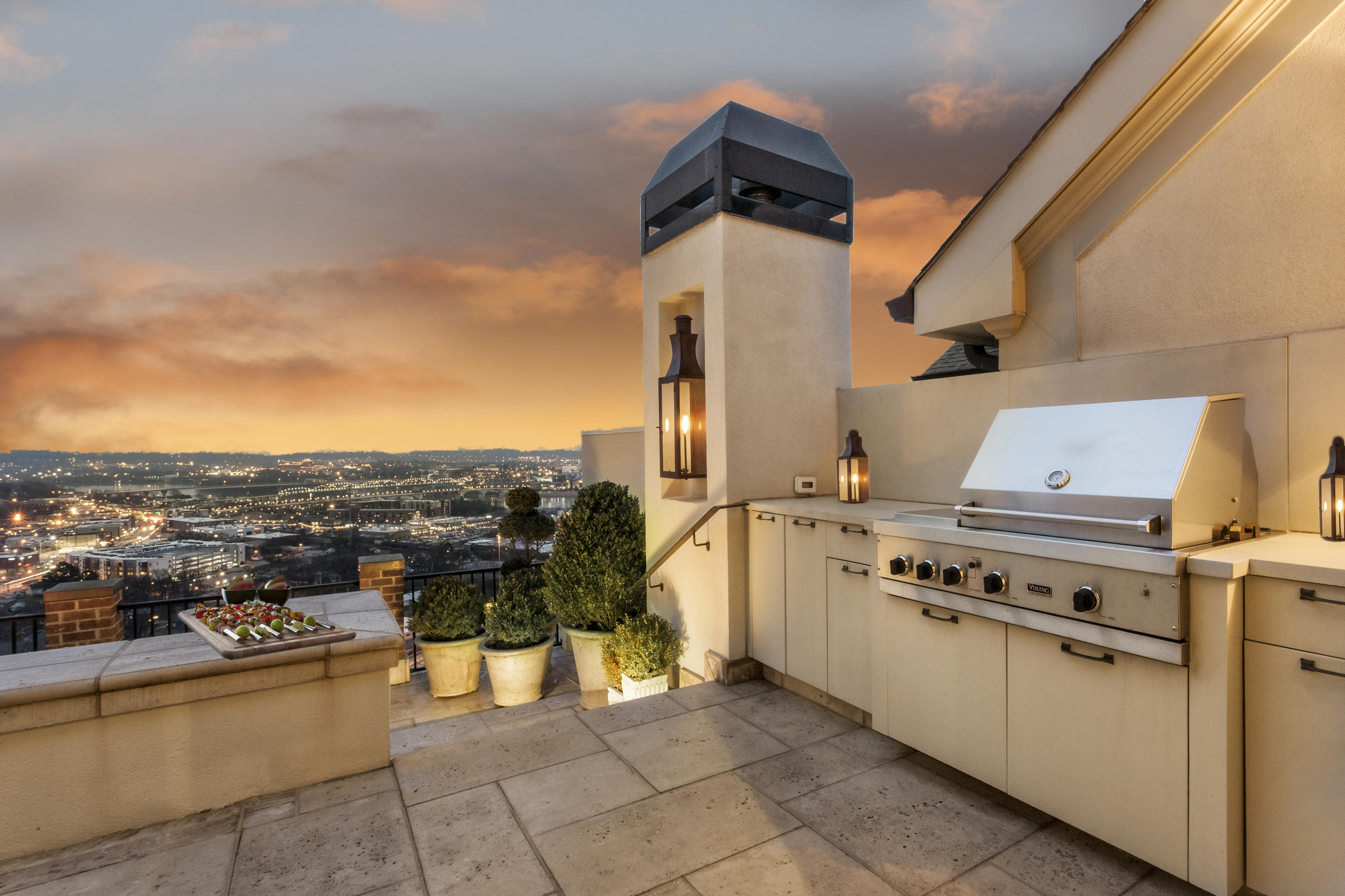 554 Whitehall Road, Unit 124 Chattanooga, TN 37405 - Photo 7 of 80 outdoor kitchen dusk view