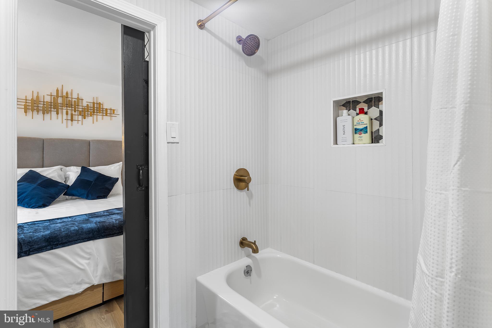 569 North 20th Street, Unit 2F Philadelphia, PA 19130 - Photo 20 of 21 a bathroom with a tub
